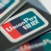 Стало известно, сколько россиян использовали карты UnionPay для оплаты за рубежом