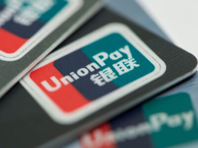 Стало известно, сколько россиян использовали карты UnionPay для оплаты за рубежом