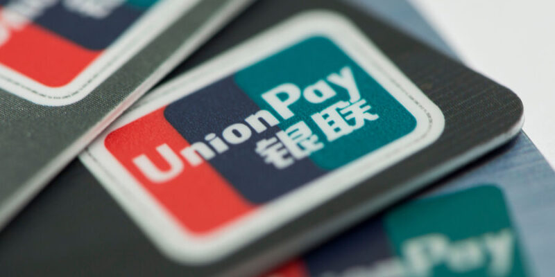 Стало известно, сколько россиян использовали карты UnionPay для оплаты за рубежом