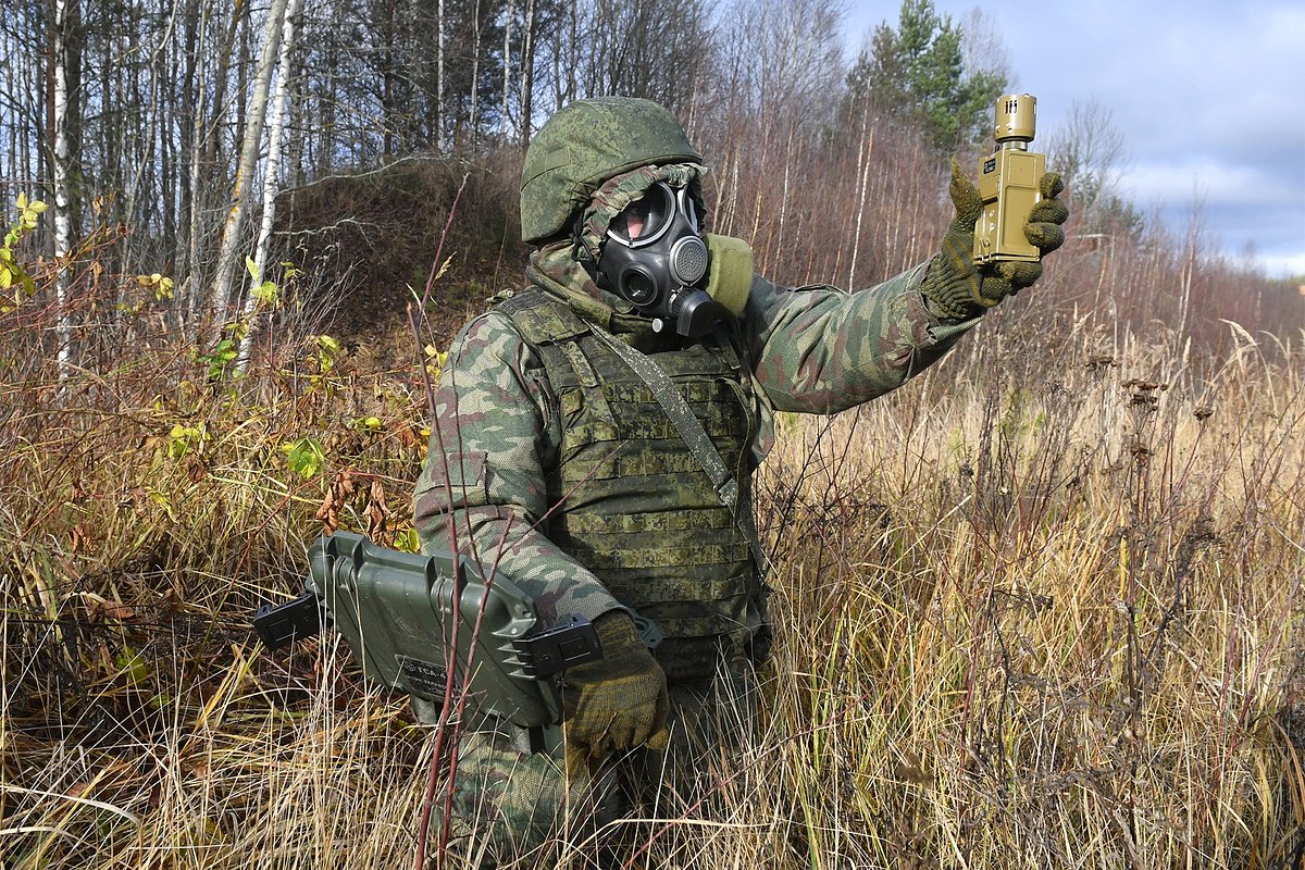 Боец войск РХБЗ во время демонстрации навыков боевой и специальной подготовки на полигоне